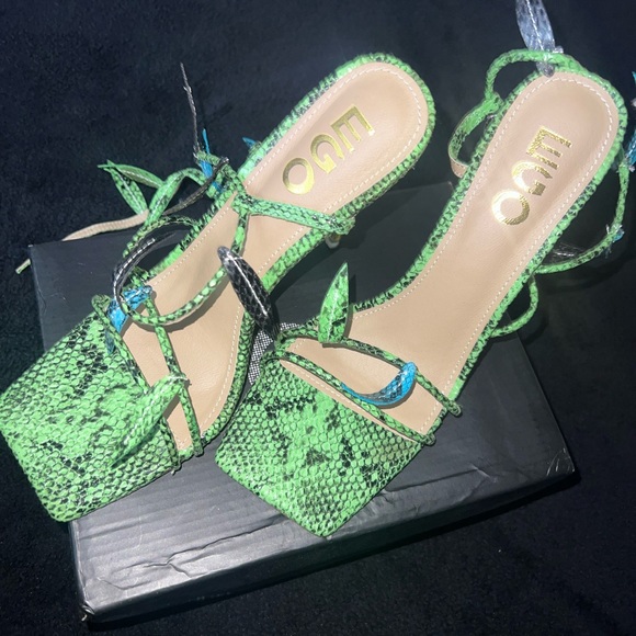 SNAKE PRINT HEELS - Picture 3 of 4